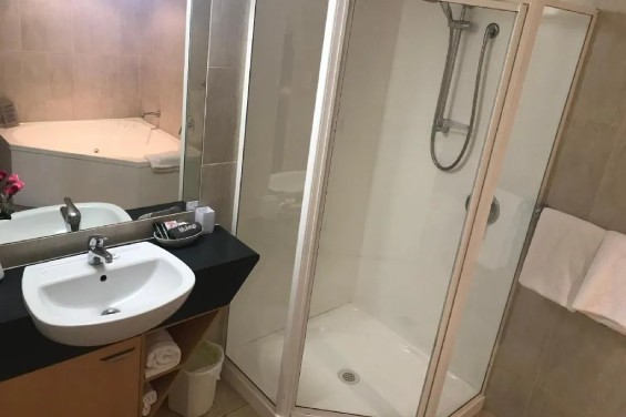 Deluxe Studio - bathroom